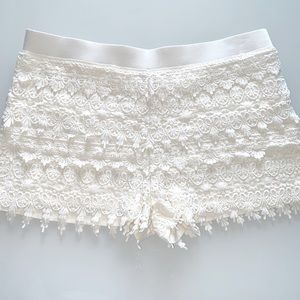 Express Women’s Lace White Knit Shorts - Large